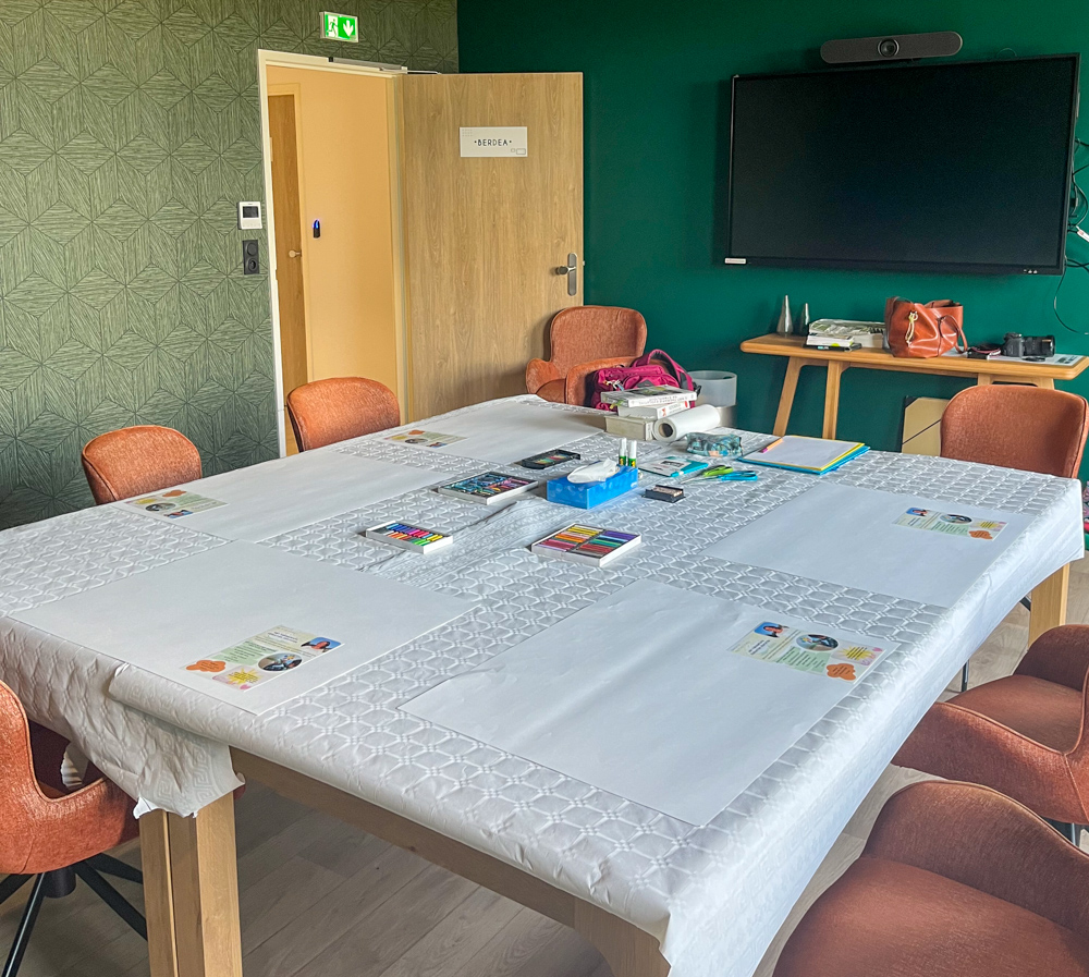 Atelier en entreprise_art-thérapie évolutive-bien-être au travail-confiance-Team-building-relations