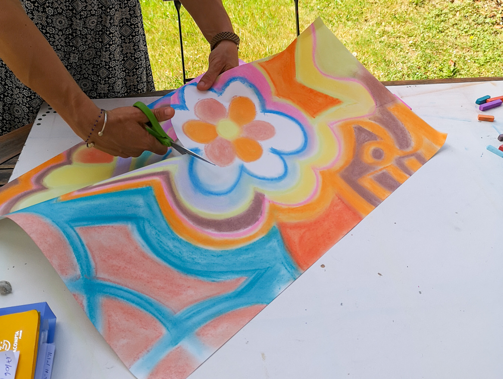 Seance individuelle_femme_pastel sec_dessin_fleur_mandala_symbolique_dessin depot_transformation_art-therapie evolutive