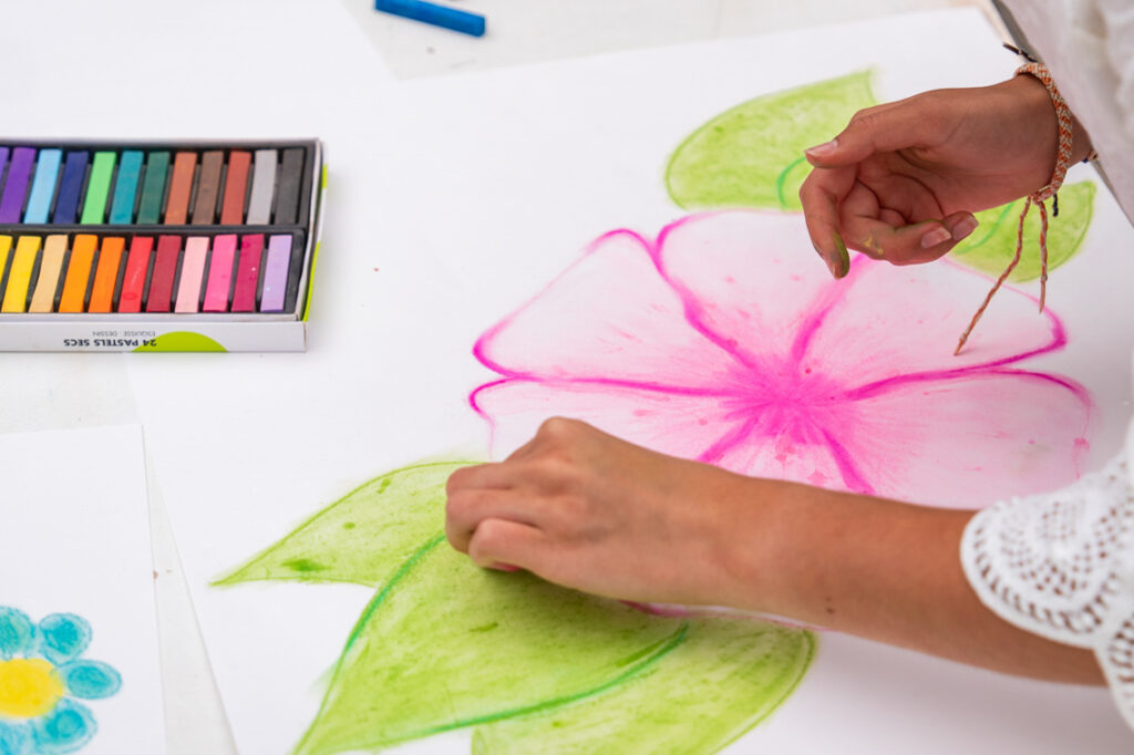 dessin d'une fleur pendant une séance d'art thérapie évolutive à Ahetze